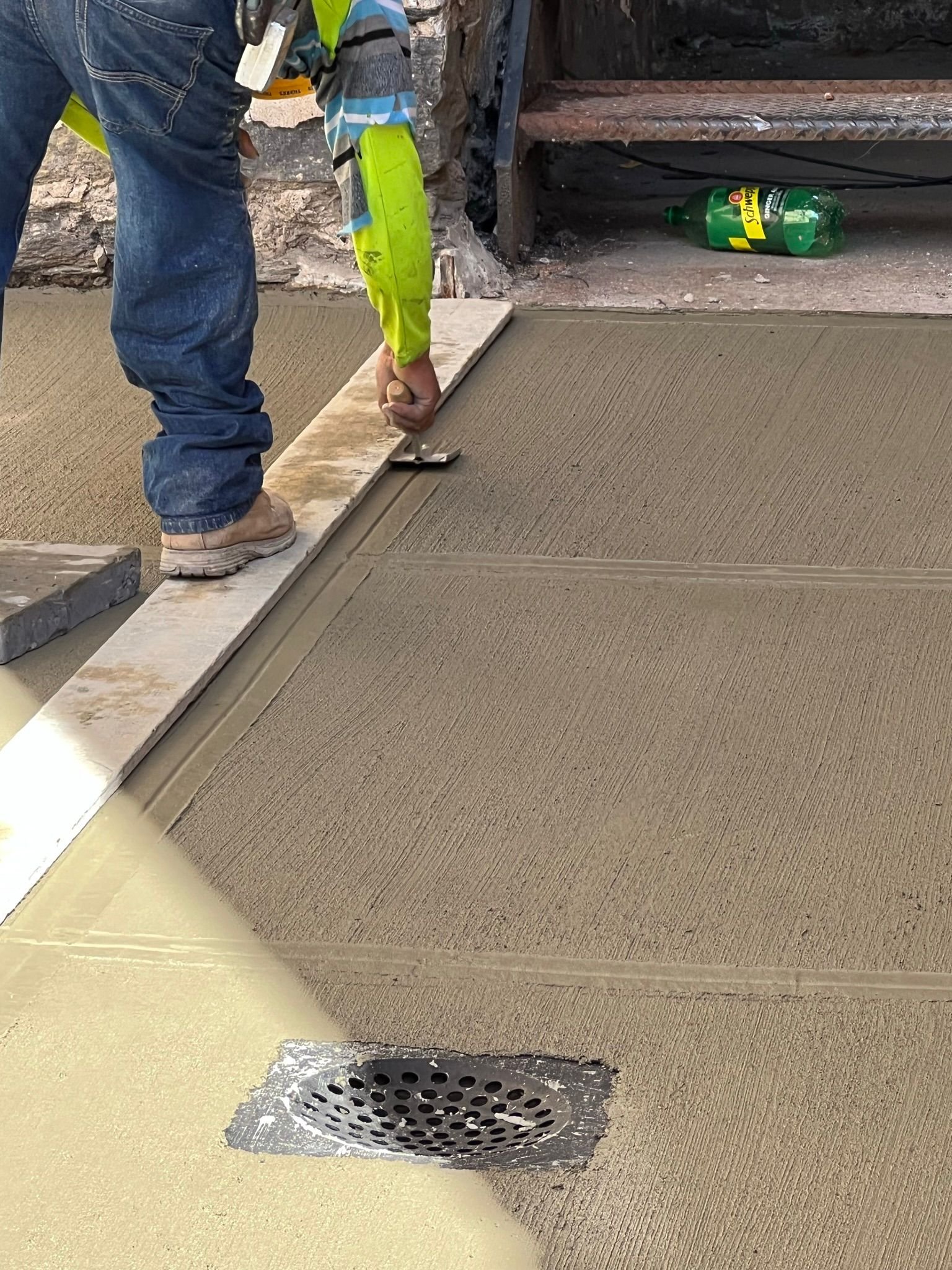 Workers completing concrete construction services such as driveways, patios, sidewalks, slabs, foundations, steps, repairs, and leveling in Westchester, NY.